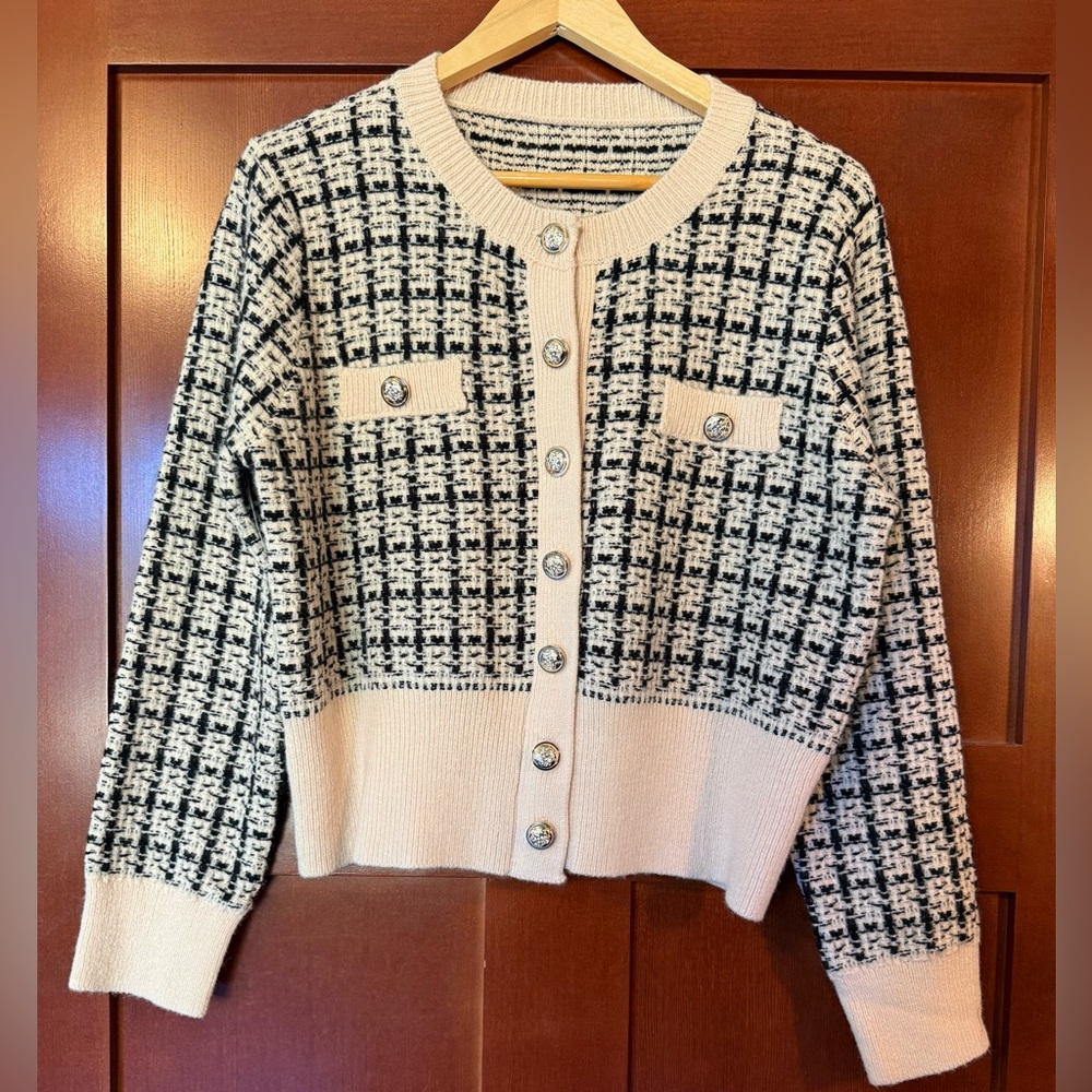 Women's Black and Cream Boucle Inspired Cropped Sweater NWOT